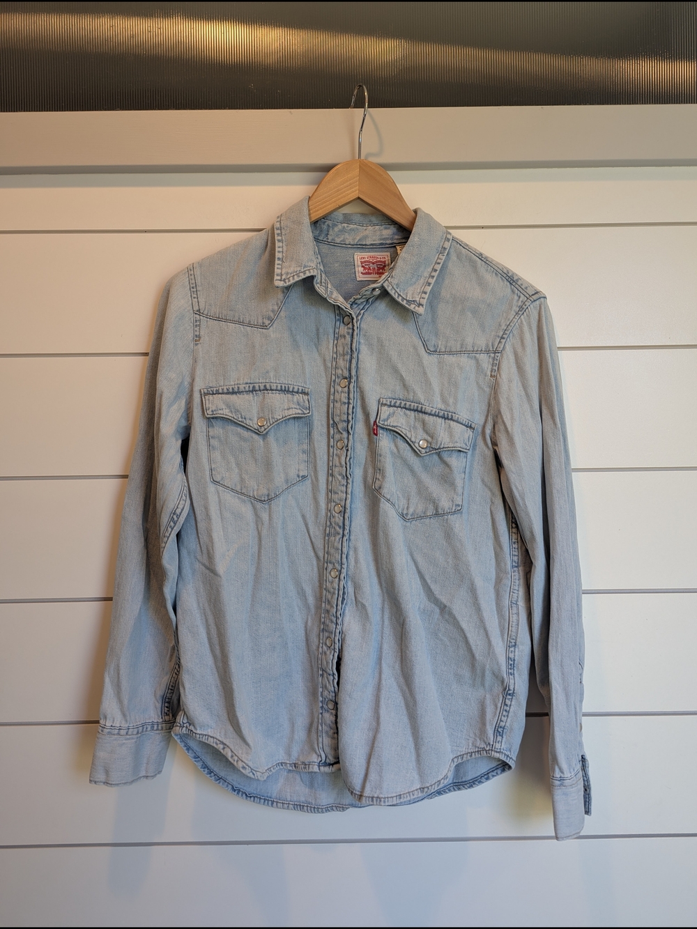 Levi's Classic Western Denim Shirt Women's Small Lightweight Wash Butter Mom